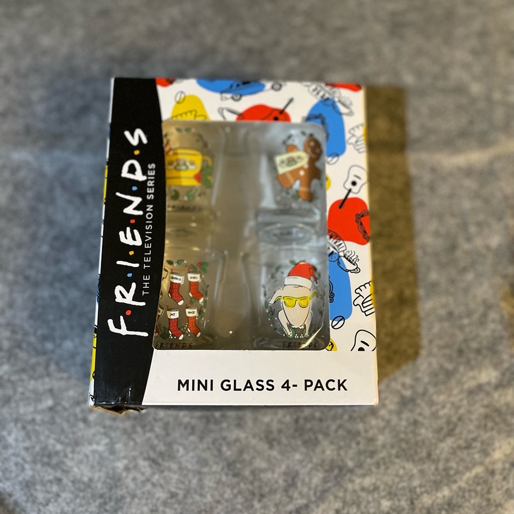 Friends TV Show Mini Glass 4-Pack Shot Glasses Holiday Set NIB Box Has Dent‎